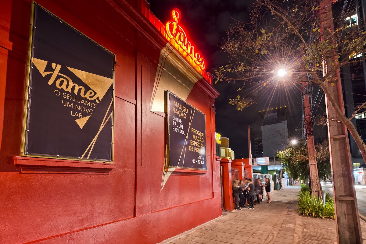 James Bar e Garden