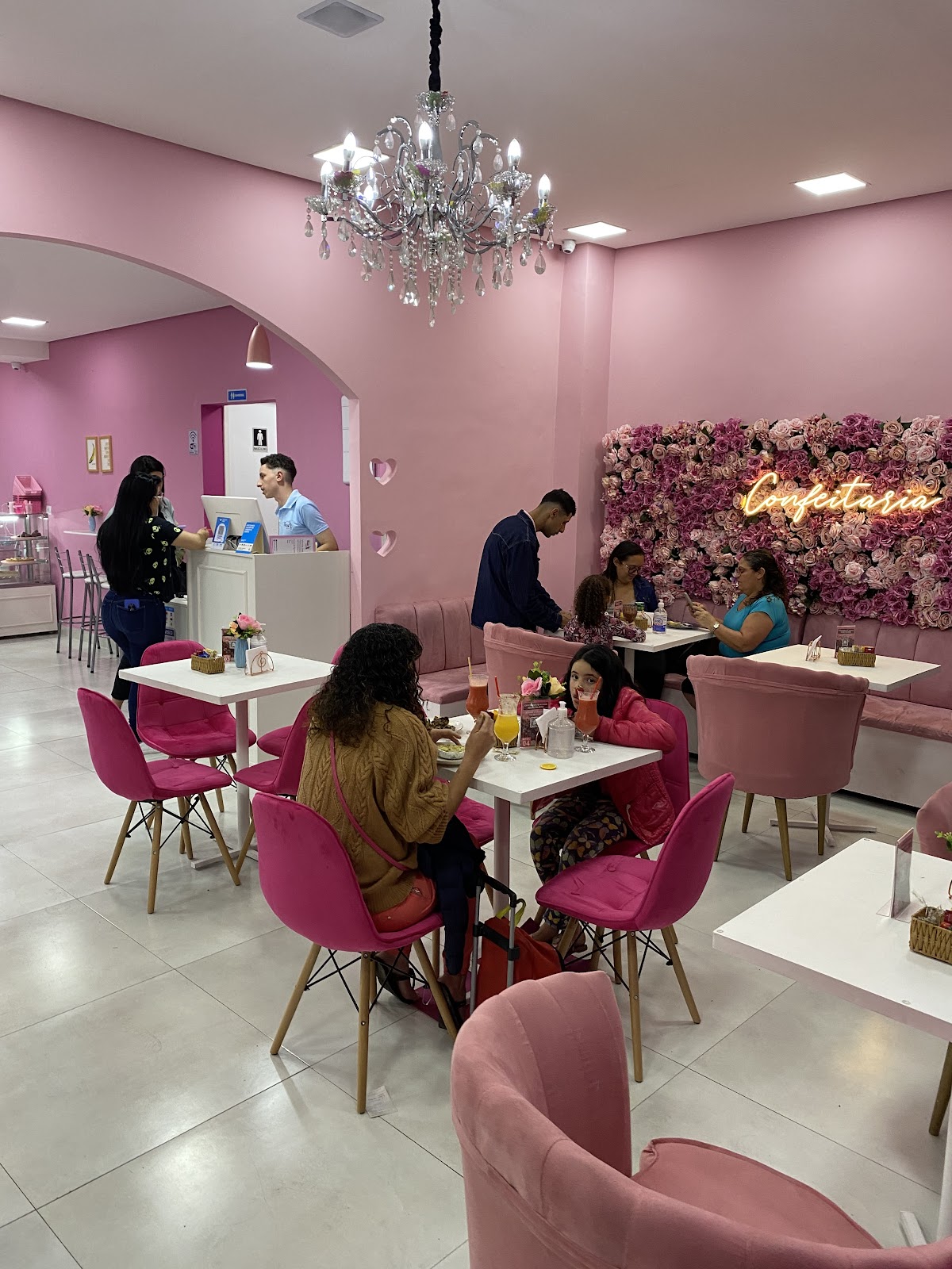 Thais Dias Confeitaria | Bolos e Doces em Taboão da Serra e Embu